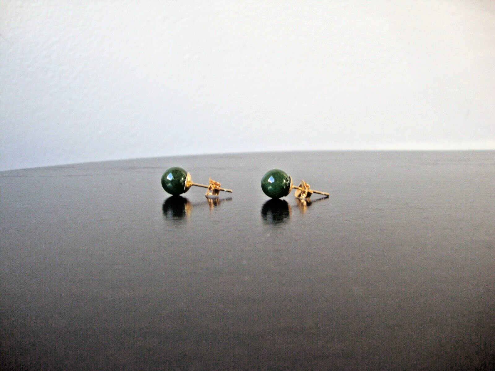 VINTAGE CLASSIC CHINESE 8MM GREEN JADE BALL YELLOW GOLD PLATED STUD EARRINGS