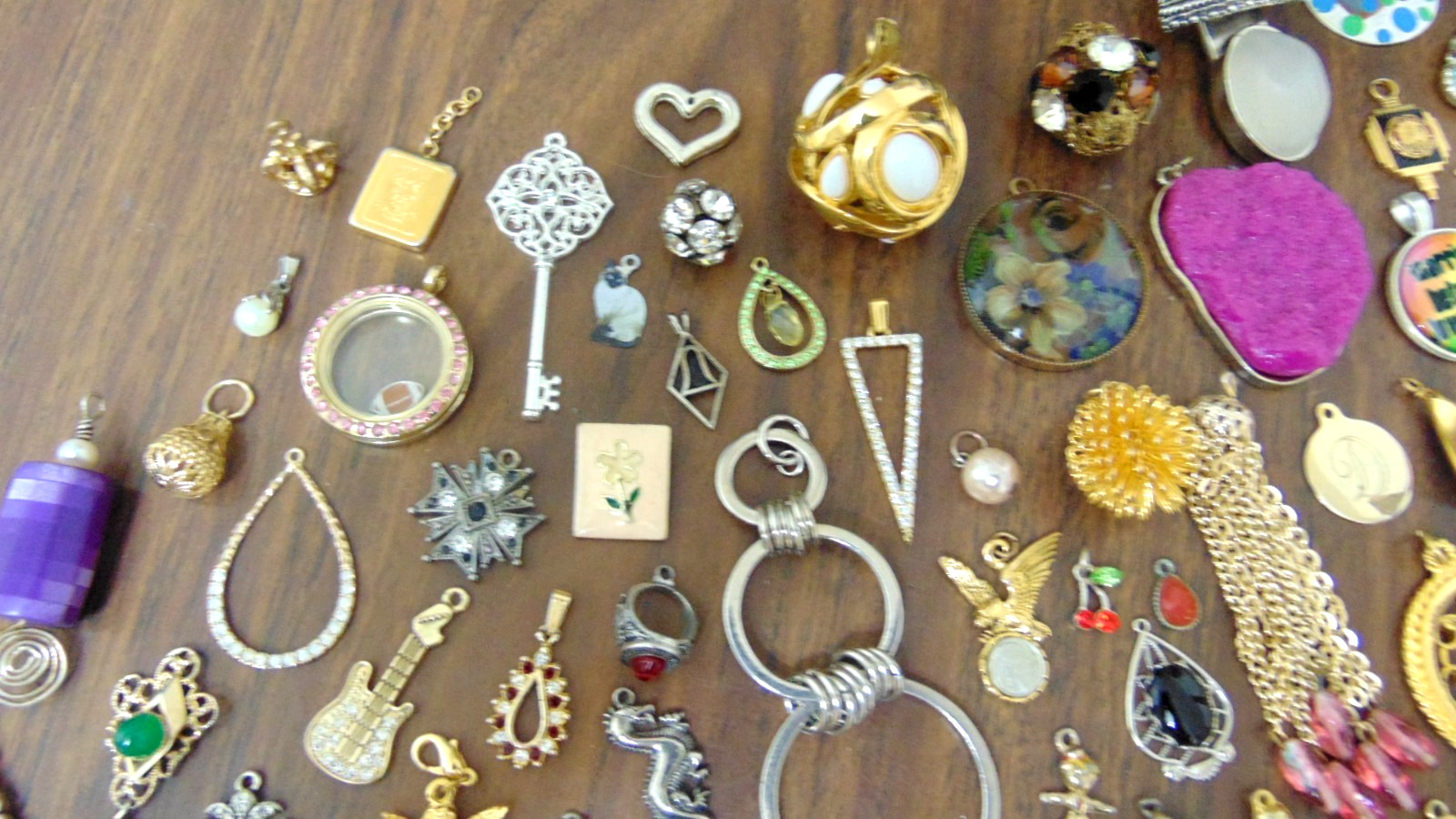 Huge Vtg lot of 141 Estate Pendants & Charms Mixed Materials And Styles