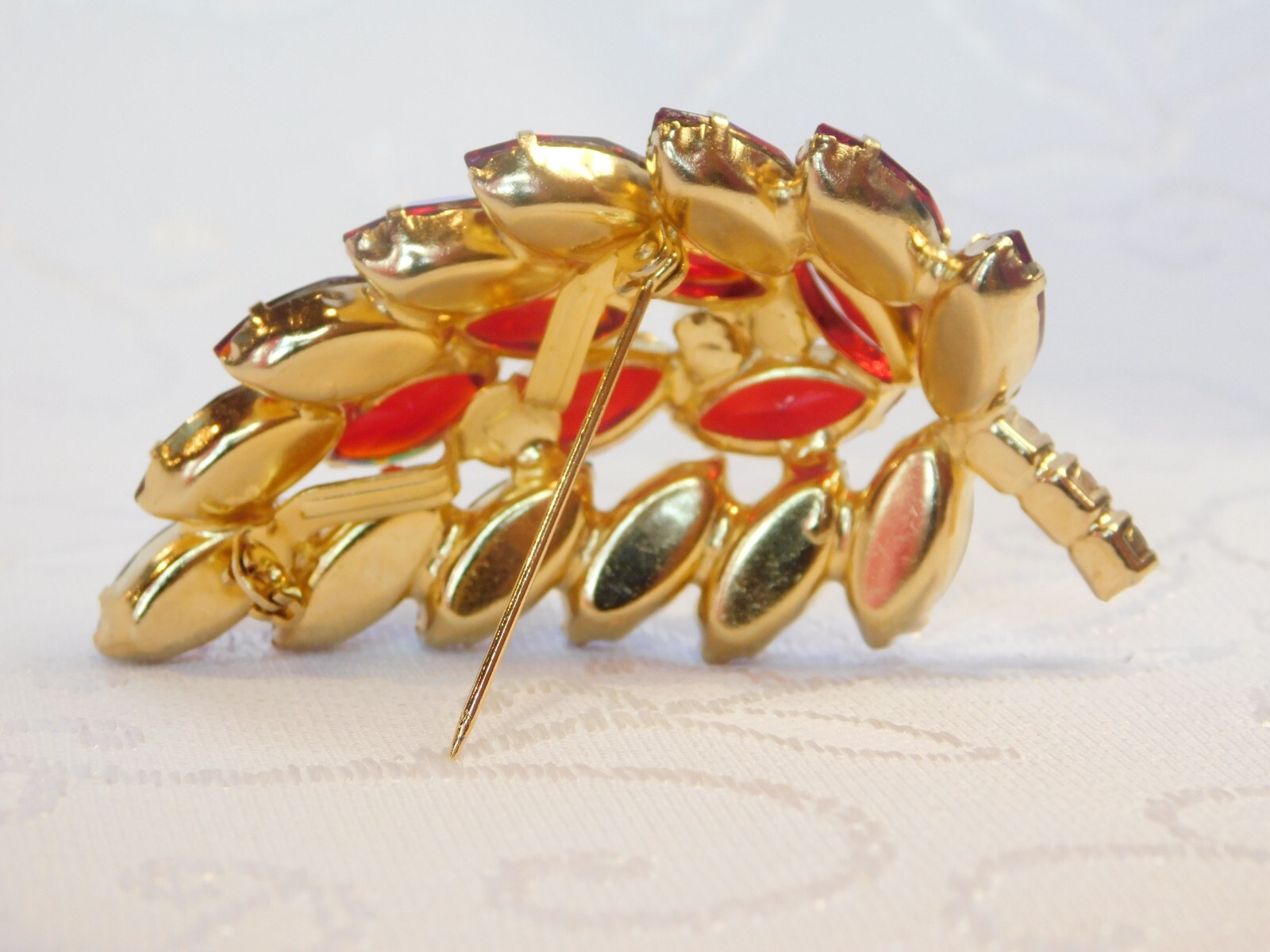 VINTAGE RED IRIDESCENT BROOCH