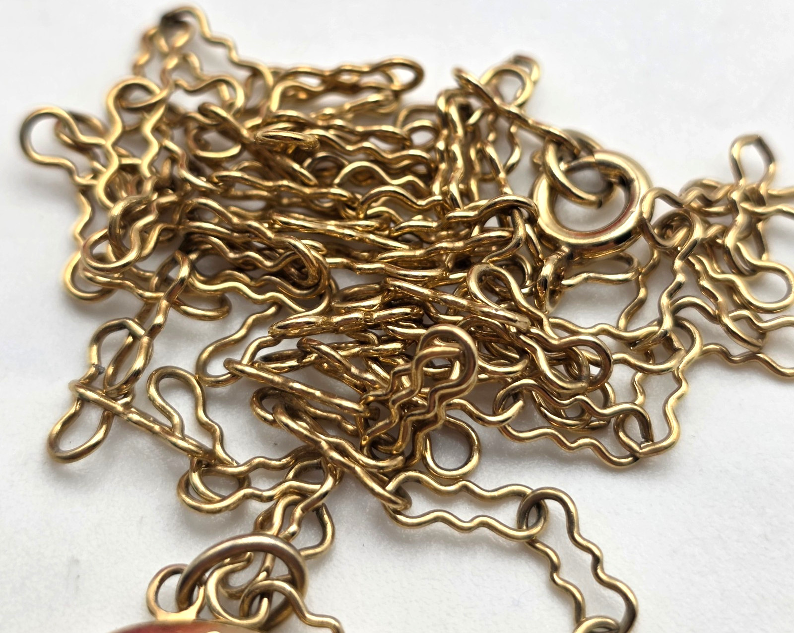 Vintage Gold Tone LSM Oval Photo Locket Necklace 24 In Wavy Link Chain