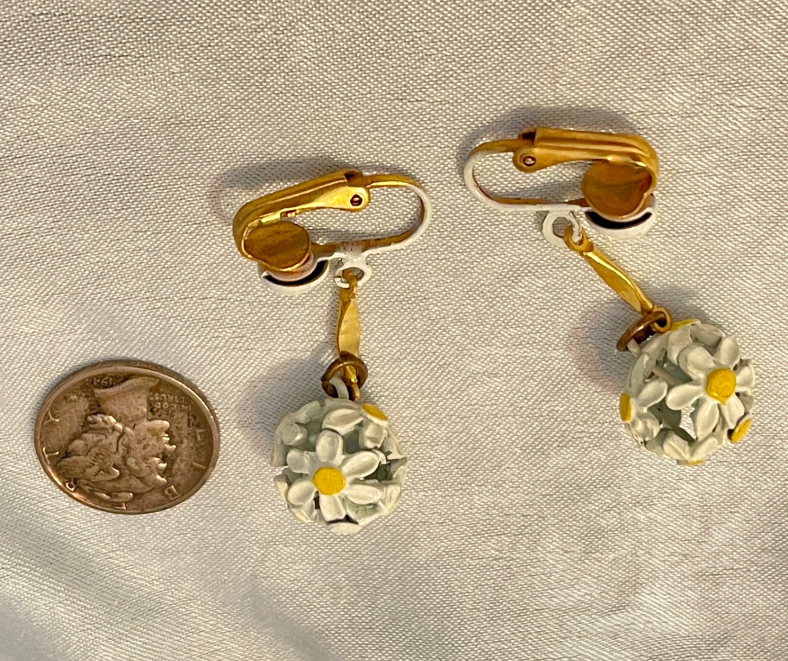 1960’s White n Yellow Dangling Drop Daisy C/B Earrings