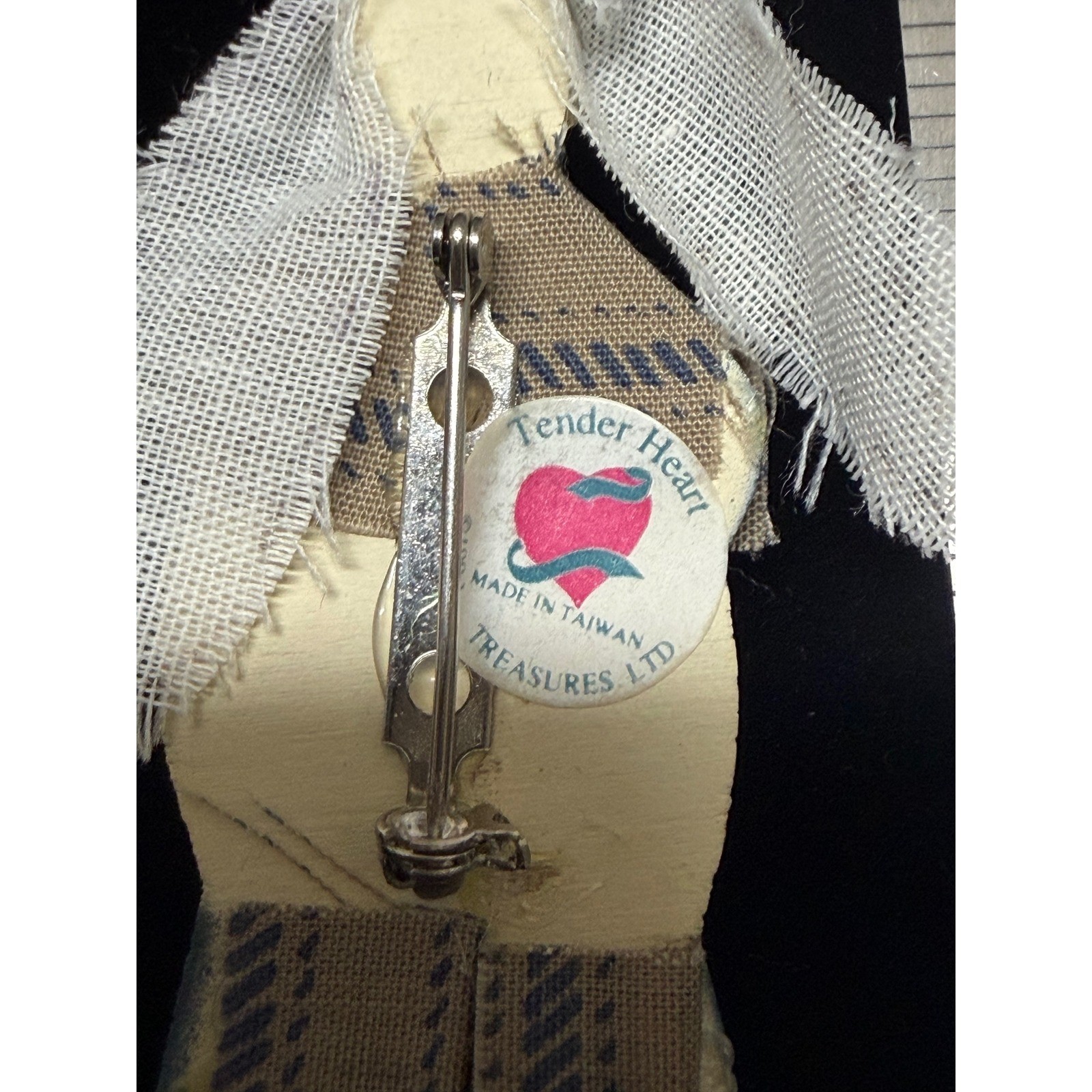 Vintage Tender Heart Treasures Bunny Rabbit Brooch Pin Country Folk Art Carrot