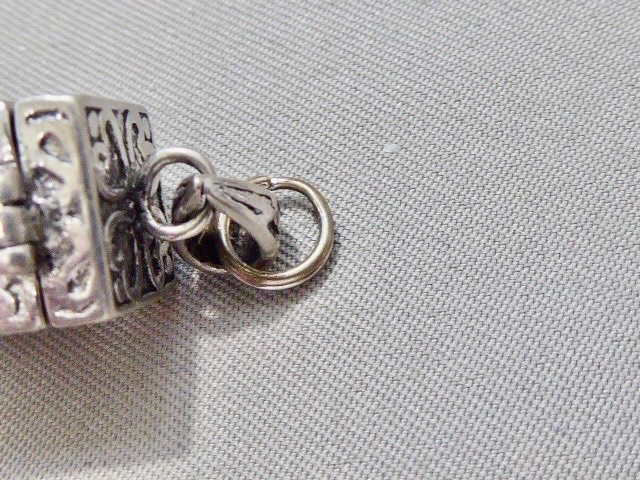 VINTAGE STERLING SILVER HINGED TOP OPENS FOOUR LEAF CLOVER TREASURE CHEST CHARM