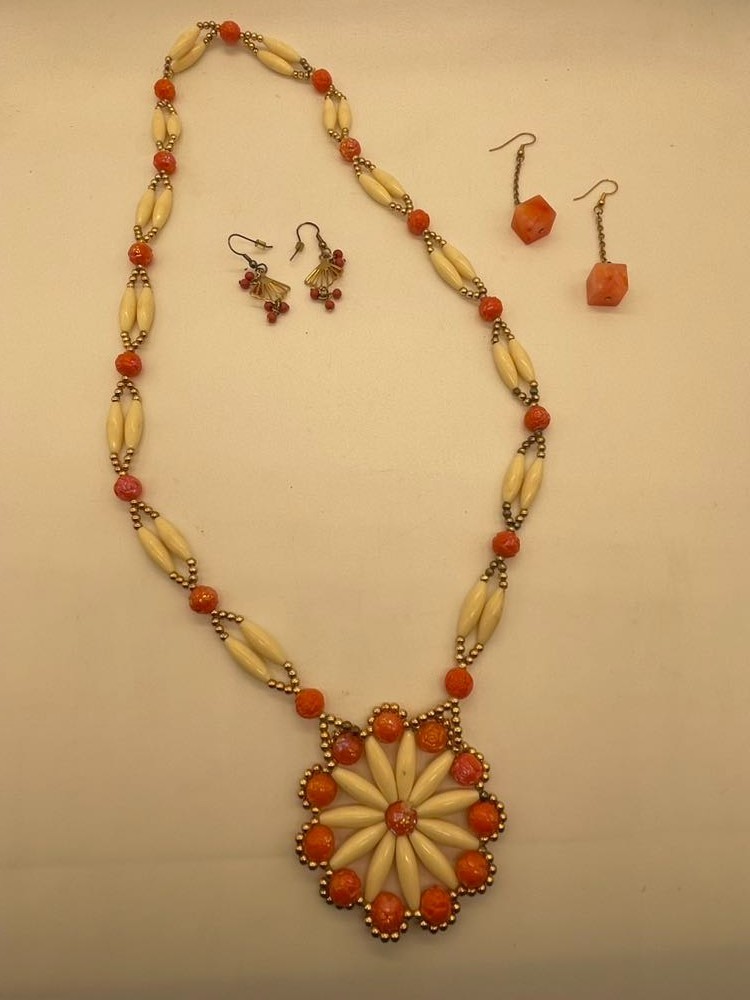 EUC Vintage Beaded Orange Cream Gold Tone Necklace & Earrings