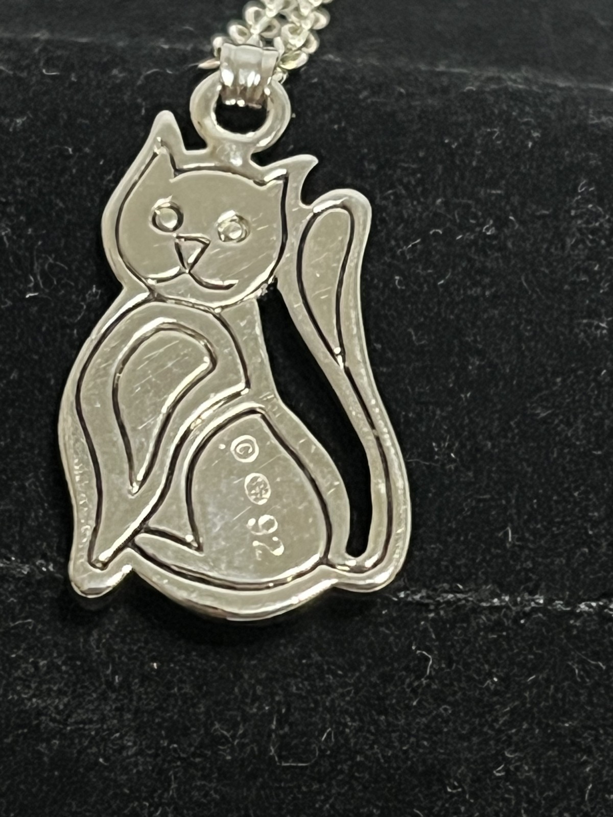 Vintage 1992 Silver Tone Sitting Cat Pendant Necklace – Blue Chip Inlay – 18″