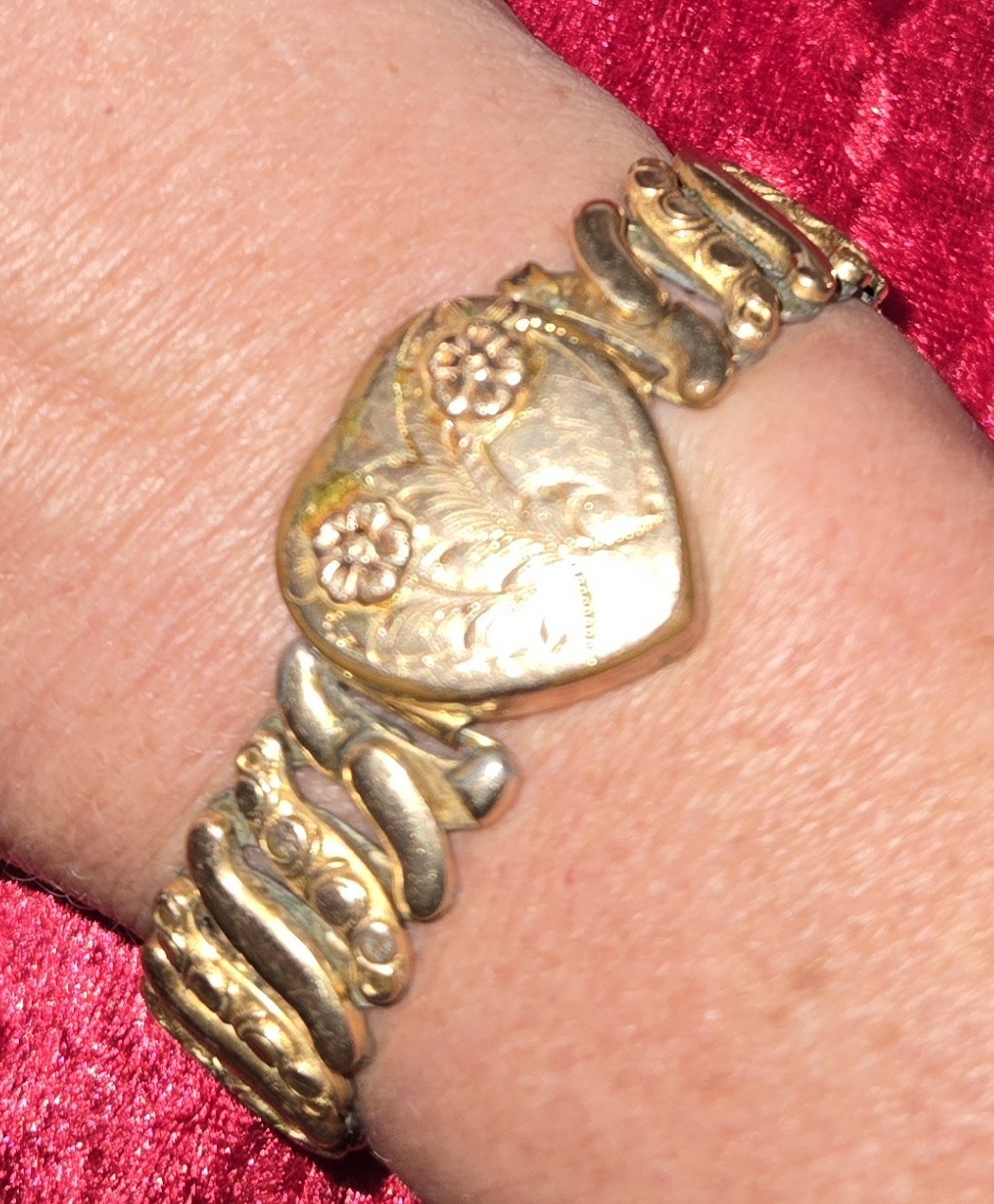 Vintage 1940’s Co-Star sweetheart Heart expanding bracelet excellent condition.