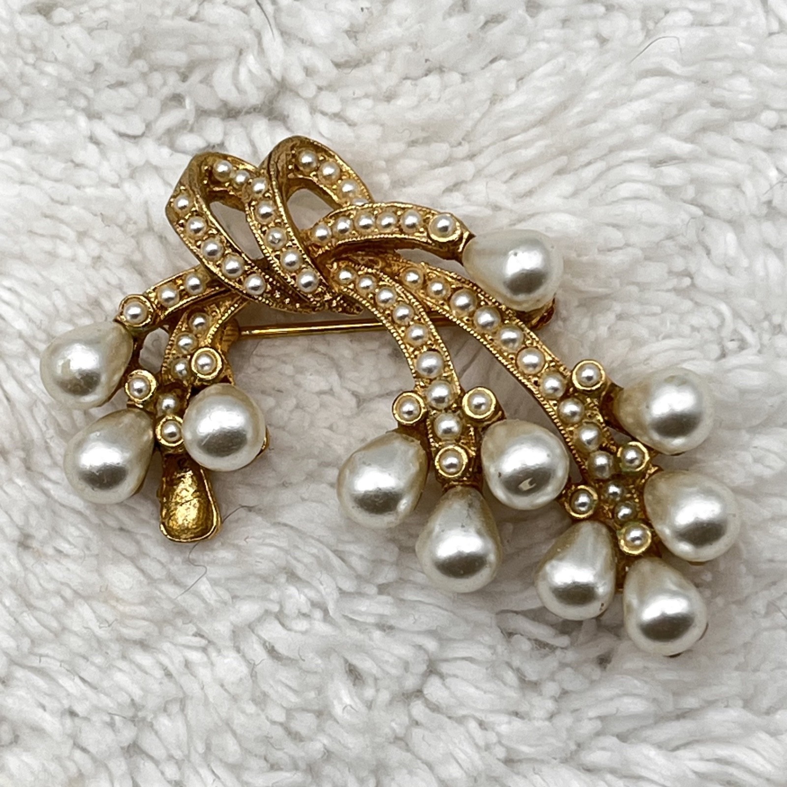 Vintage Signed ART Brooch Gold Tone Faux Pearl Cascading Ribbon Pin 2″