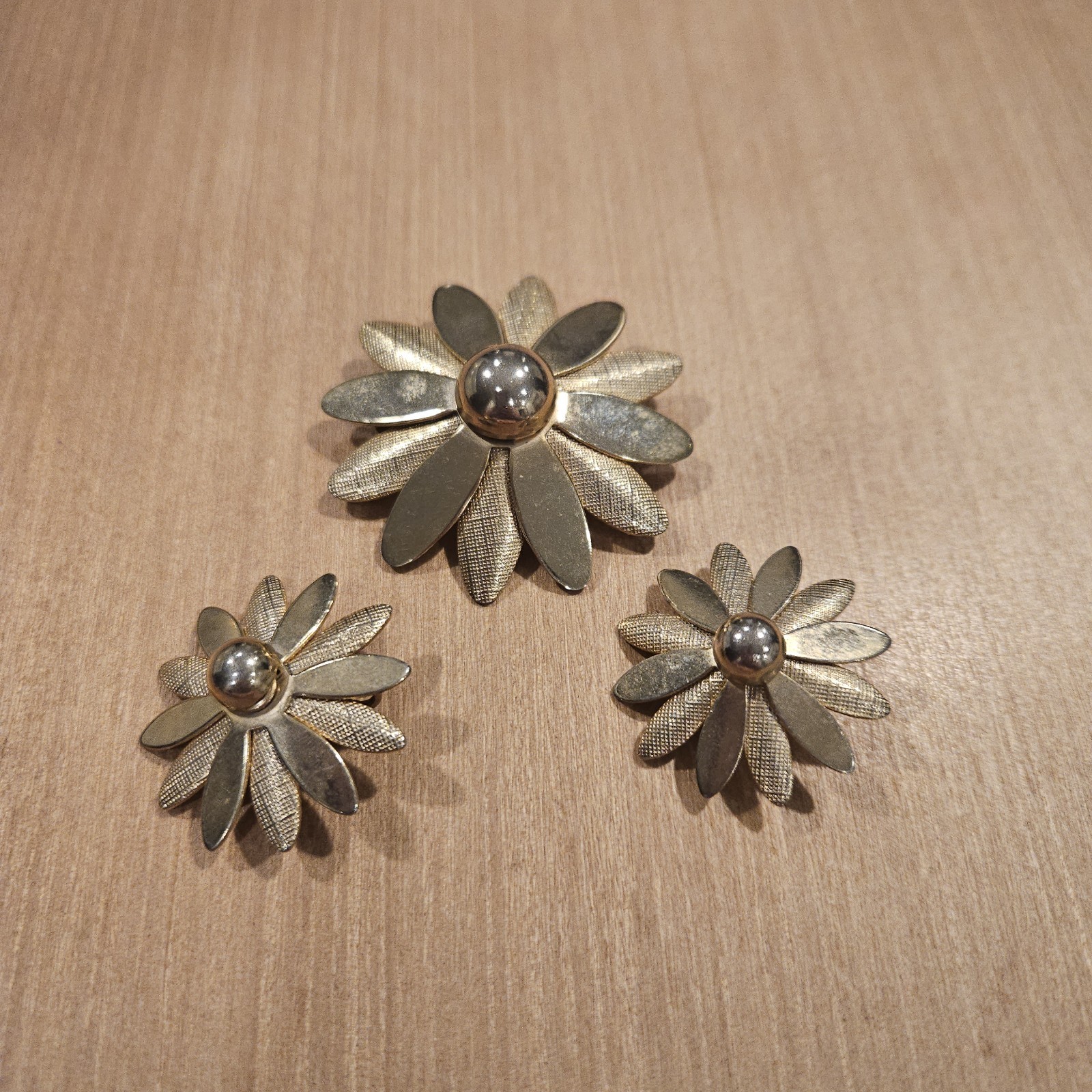 Vintage 1960’s Signed Sarah Coventry Brooch and Clip Earring Set Daisy Flowers i