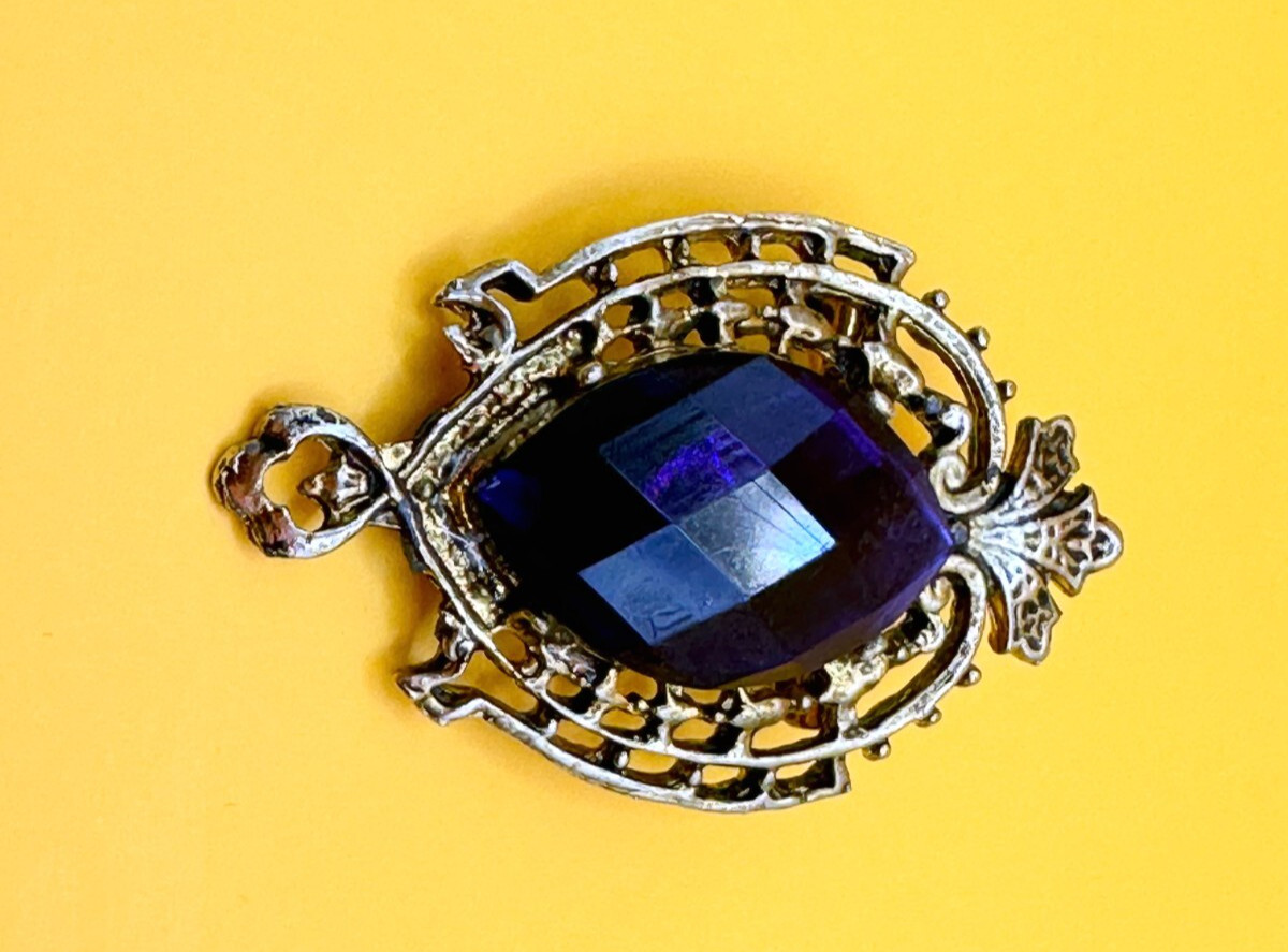 Gold Tone & Faceted Acrylic Dark Blue Stone Brooch Vintage