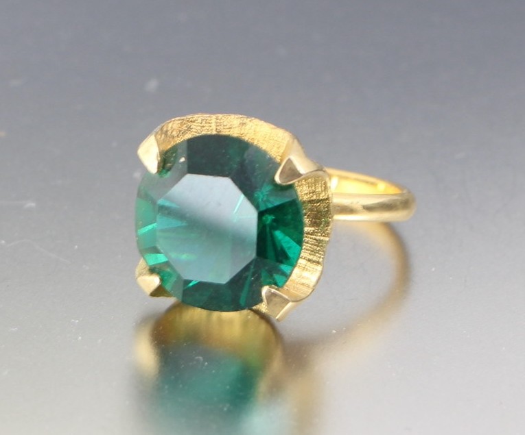 VINTAGE 60’S GOLD TONE EMERALD GREEN CRYSTAL GLASS RHINESTONE ADJUSTABLE RING