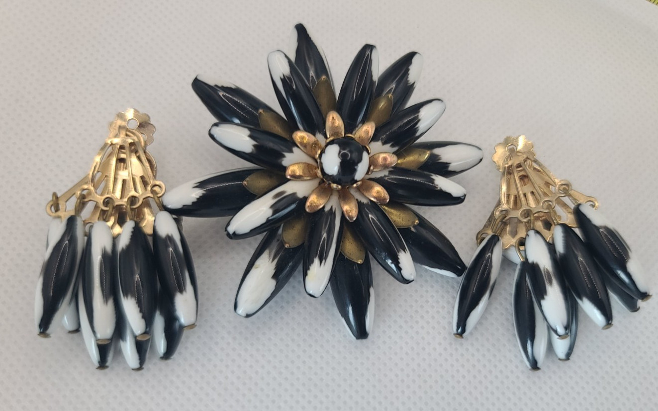 Vintage Trifari Look Unbraned Black and White Clip on Earring & Matching Brooch