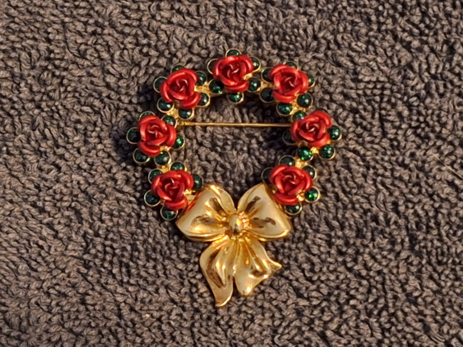 Vintage Avon Gold Tone Green Rhinestone Christmas Wreath Red Roses Brooch Pin