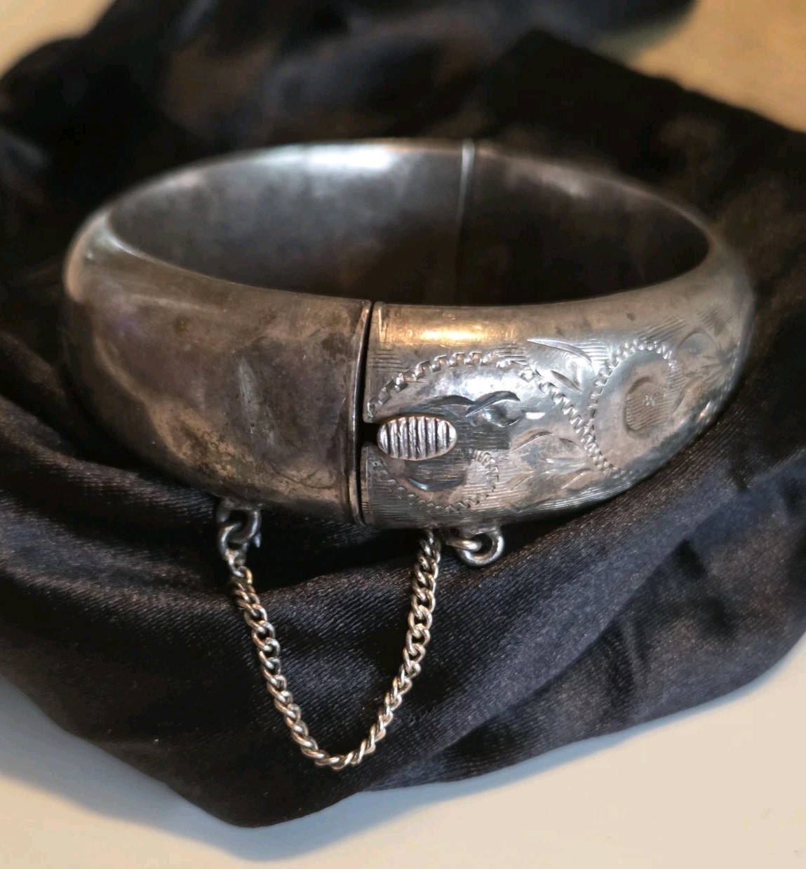 Vintage Circa 1920 Sterling Silver Hinged Bangle Bracelet w/ Safety Chain 1.02oz