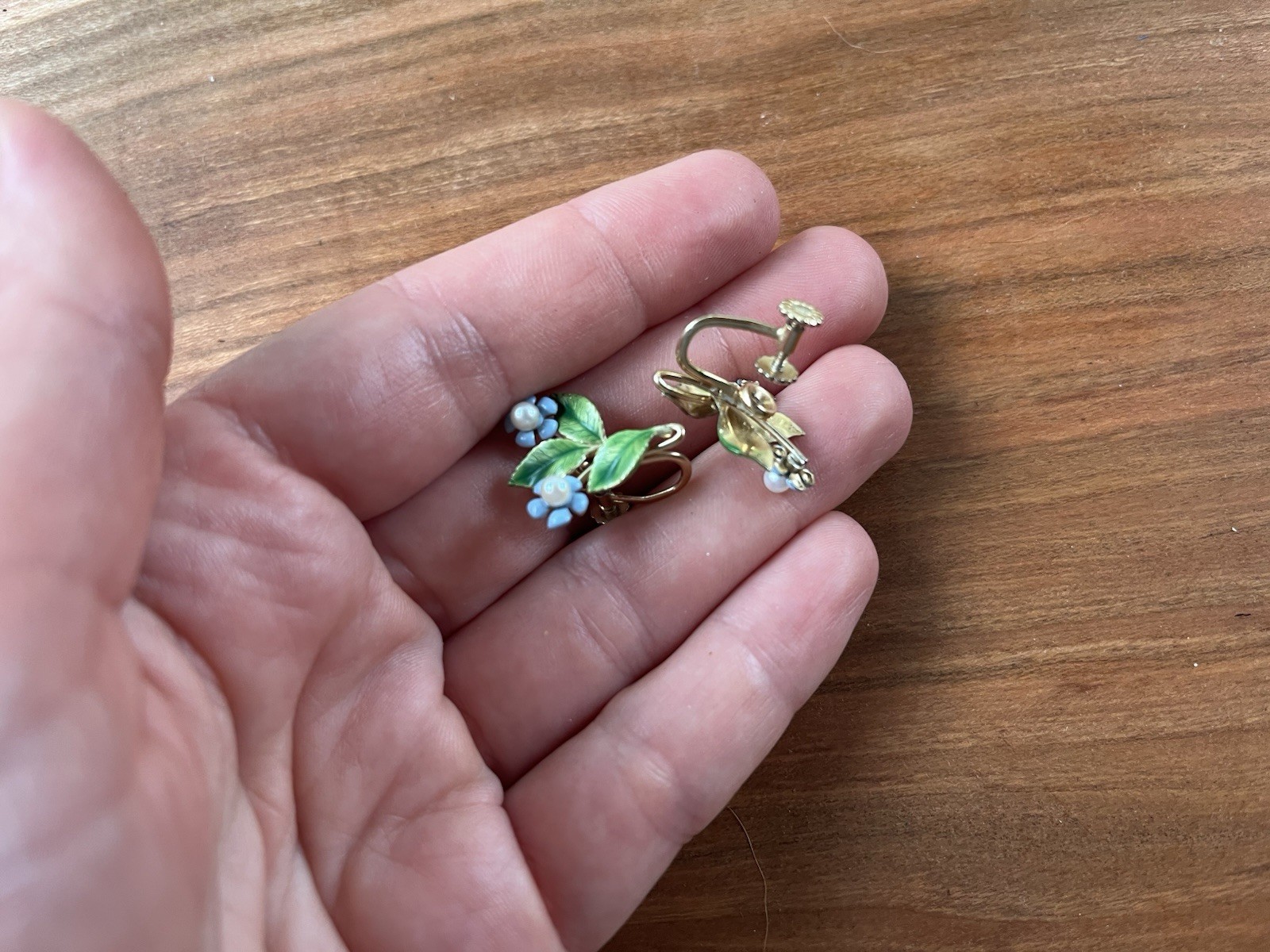 KREMENTZ Forget Me Knot Pearl Enamel Screw Back Earrings Vintage