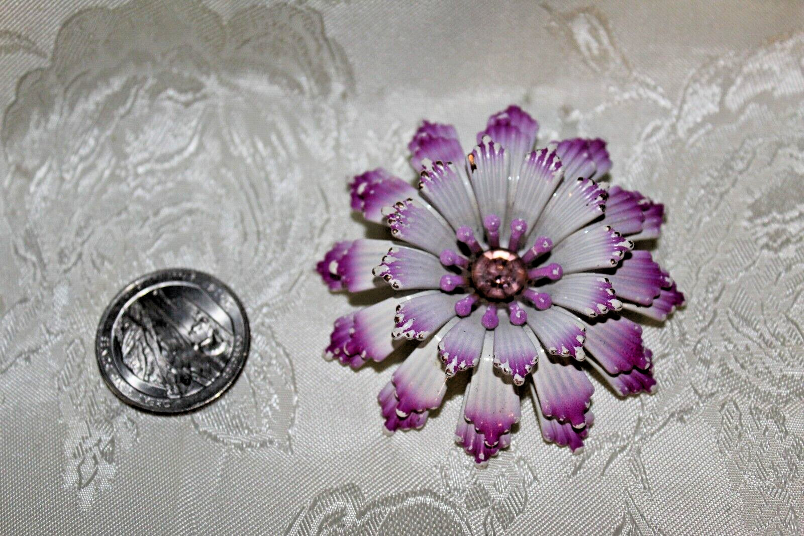 VITG ENAMEL PURPLE/WHITE PURPLE CABOCHON FLOWER PIN 2 3/8″ AROUND