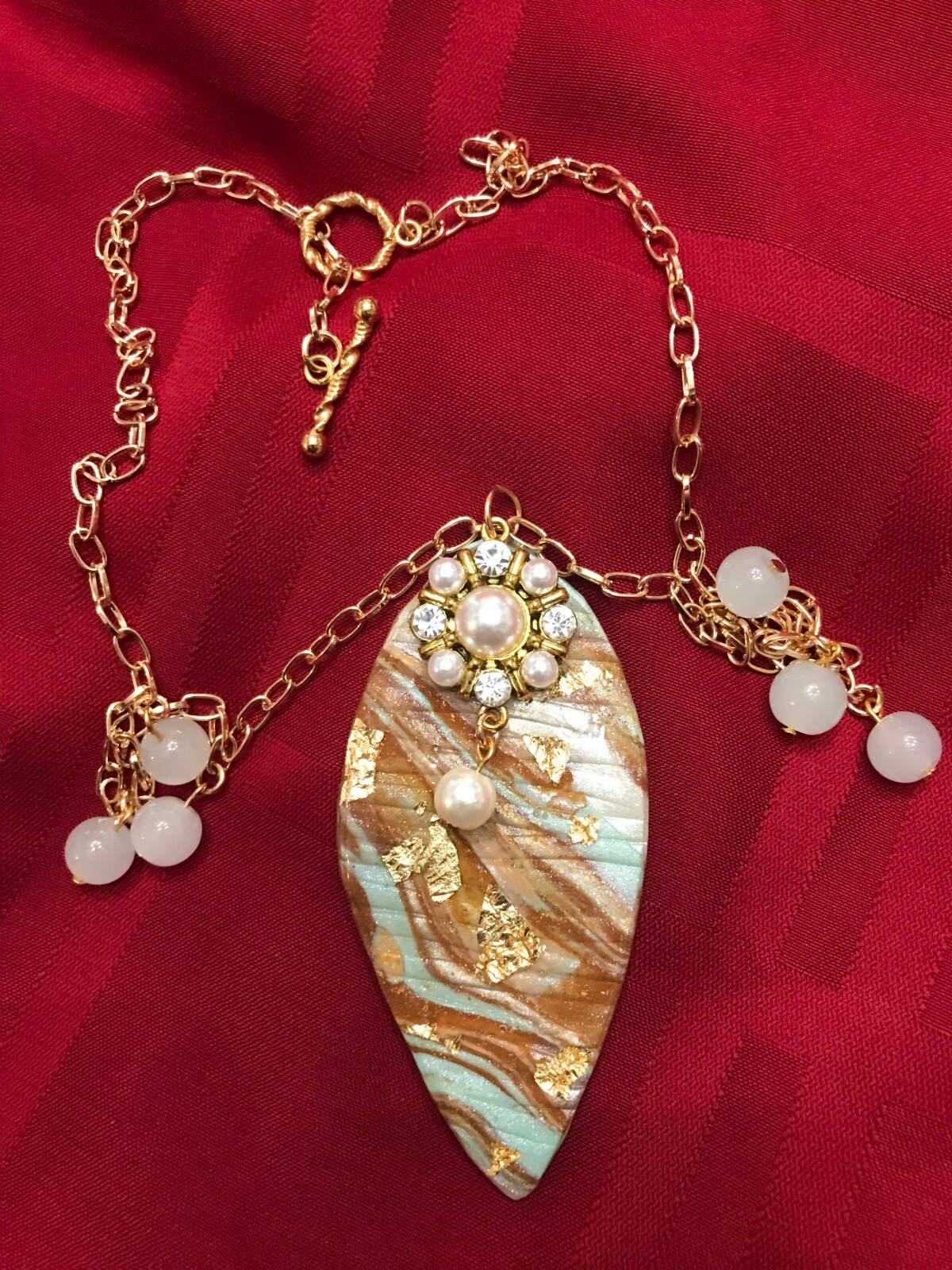 GOLD & BROWN TEARDROP SHAPE PENDANT NECKLACE WITH GOLD TONE PAPERCLIP CHAIN