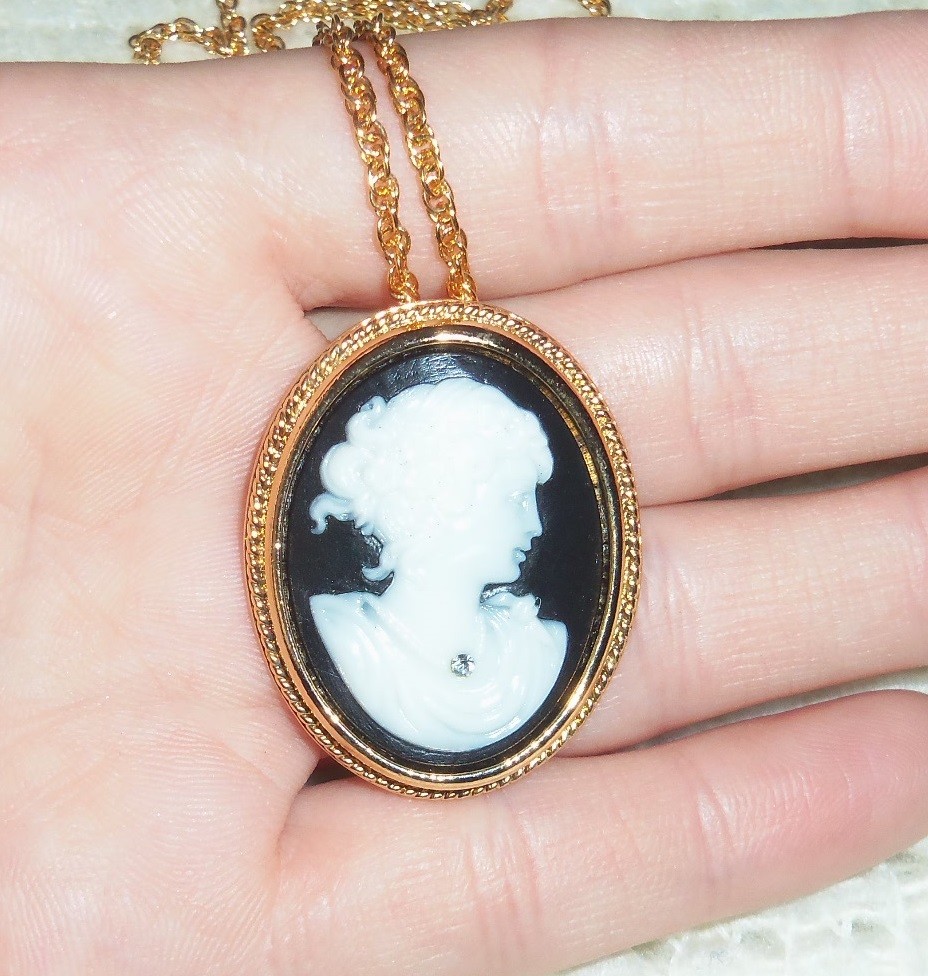 NEW Vintage 1984 AVON White in Black Cameo Pin / Pendant Chain Necklace 23.5”