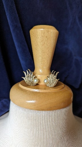 Vintage Classic KRAMER Faux Pearl Gold Tone Swirl Spray 1″ Clip Earrings