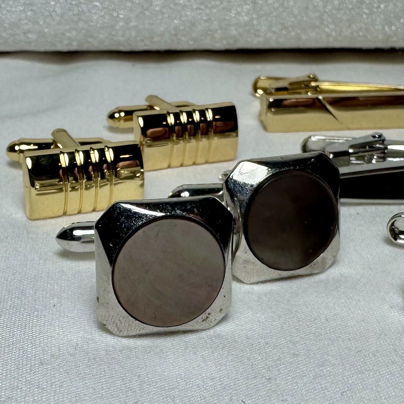 Lot of Cufflinks and Tie Clips Gold Tone Silver Tone Gunmetal 11 Pieces