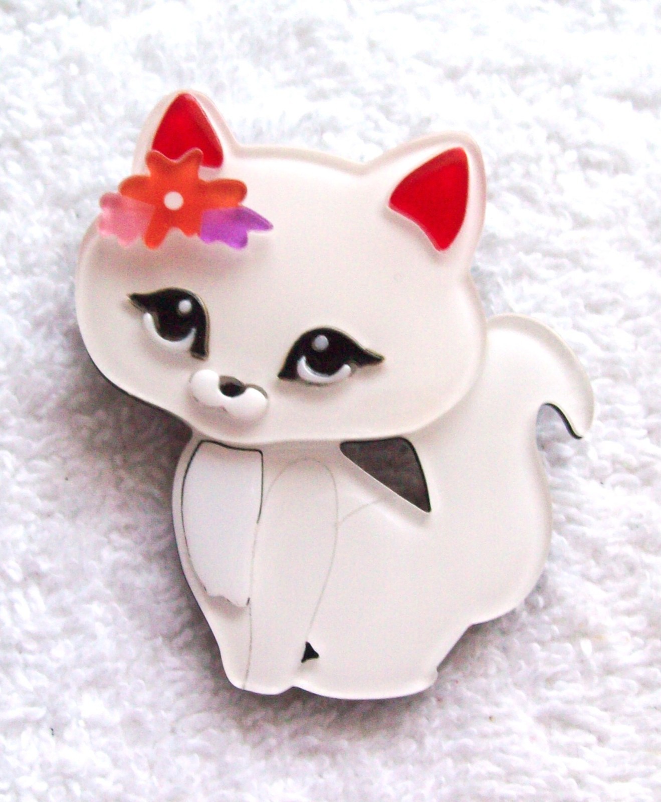 Vintage White Fashionista Cat Layered Acrylic Pin or Brooch – NWOT