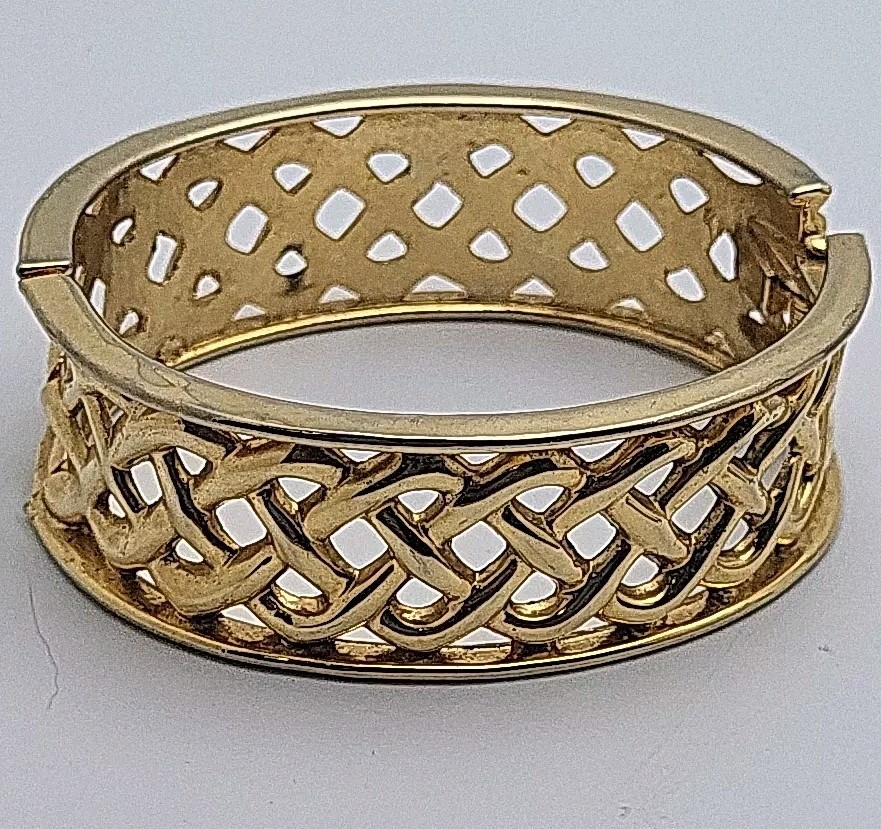 Vtg Oval Open Work Gold Tone Hinged Clamp Bracelet Bangle 6.5″