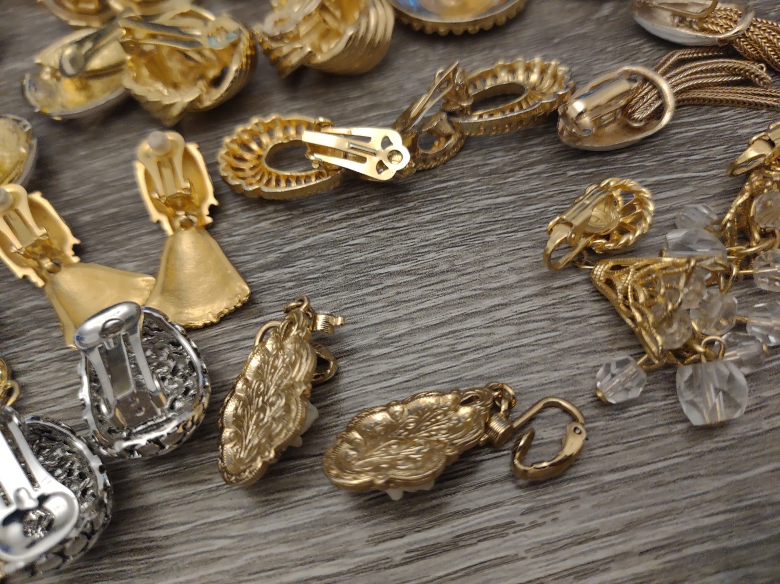 Estate Lot Costume Fashion Clip On Earrings Lot 20pr Mod Gold Tone Pretty Mix