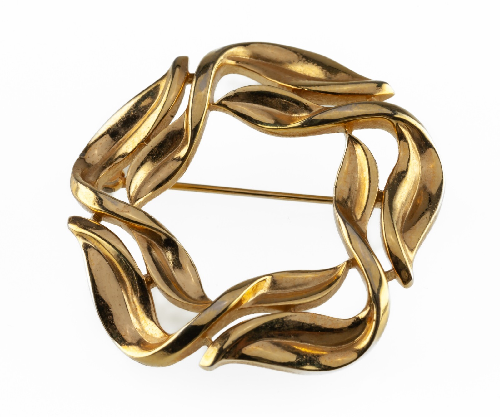 Trifari Vintage Goldtone Wreath Brooch 39 mm Diameter