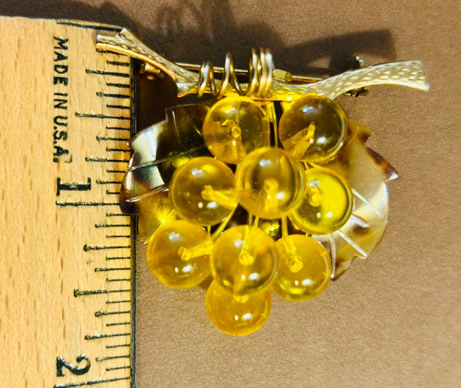 VTG GRAPE CLUSTER LUCITE BROOCH PIN *Apple Juice & Faux Tortoise Grapes Pendant*