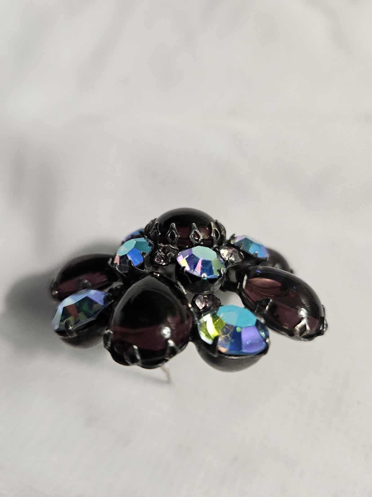 1950s VINTAGE REGENCY MID-CENTURY BLUE/PURPLE GIVRE GLASS DOMED BROOCH