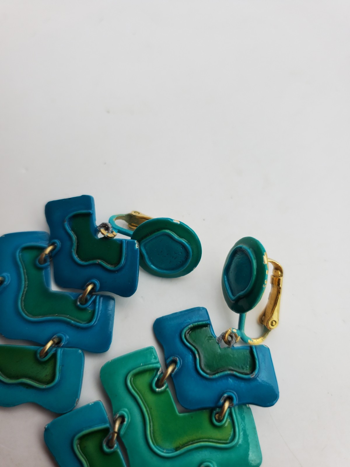 Vintage Green Teal Clip Ons Chandelier Dangle Hippies Earrings MCM 2.5″ Vivid