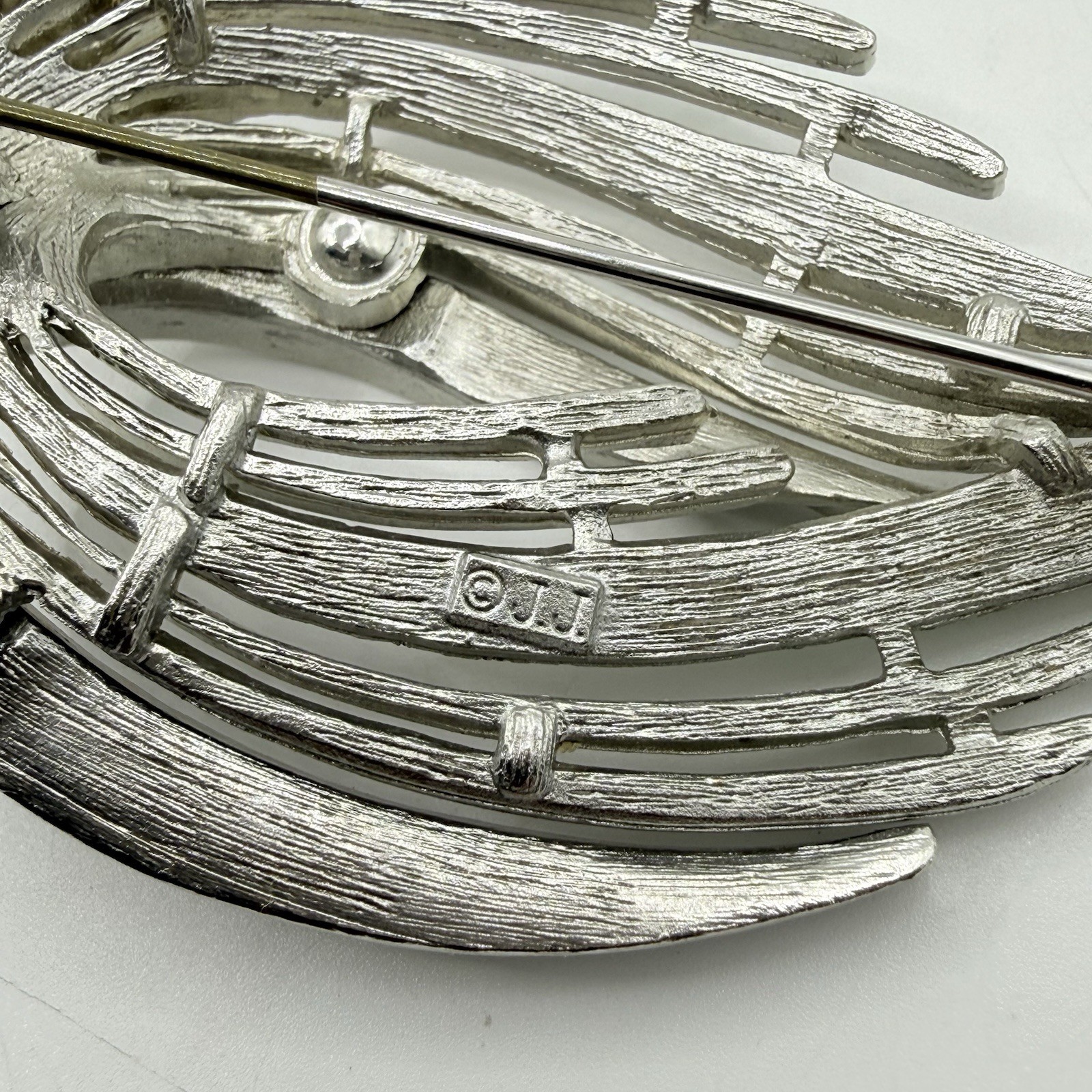Vtg JJ Brushed Silver Tone Leaf Swirl Ribbon Brooch Pin Modern Texture Abstract