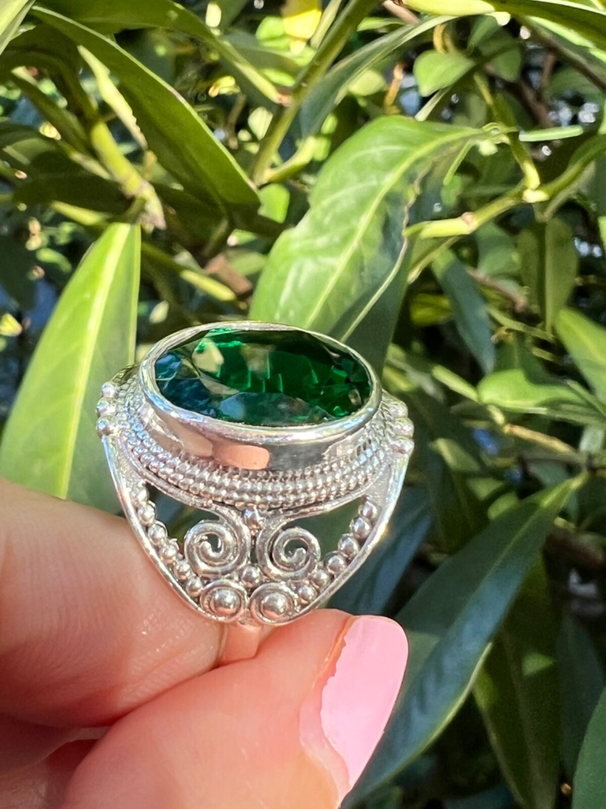 VINTAGE LARGE VIVID GREEN OVAL PASTE GLASS RING 925 STERLING SILVER ORNATE