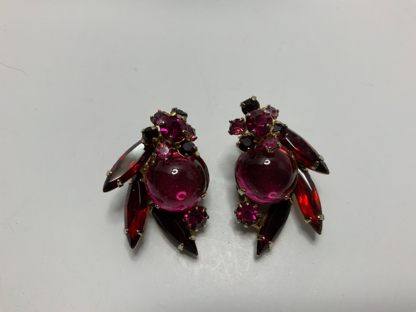 BEAUTIFUL VTG RED,PINK,FUCHSIA GLASS CABOCHON RHINESTONE BROOCH AND EARRINGS SET