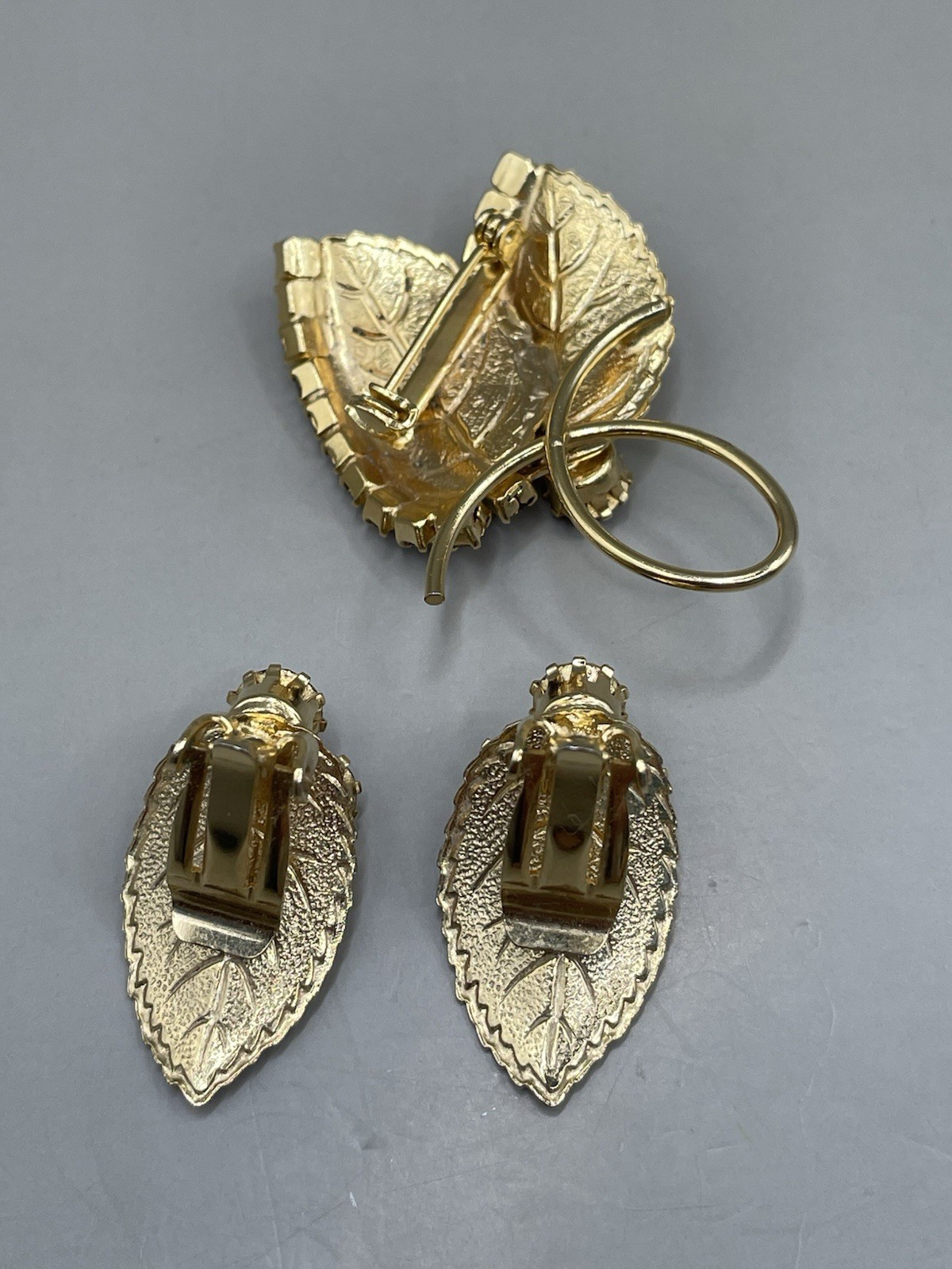 VTG Judy Lee? Dark Red Rhinestones GoldTone Leaf Clip On Earrings And Brooch Set