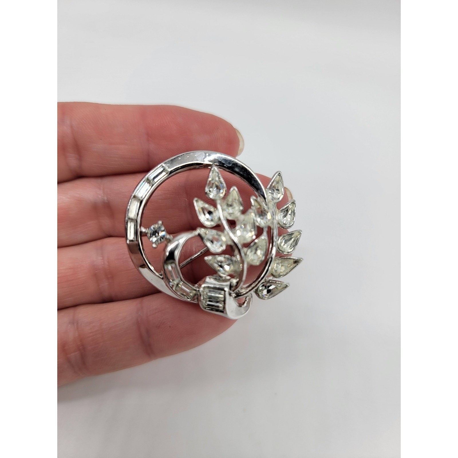 Vintage Crown Trifari 1950’s Wreath Silver Rhinestone Brooch Pin Jewelry