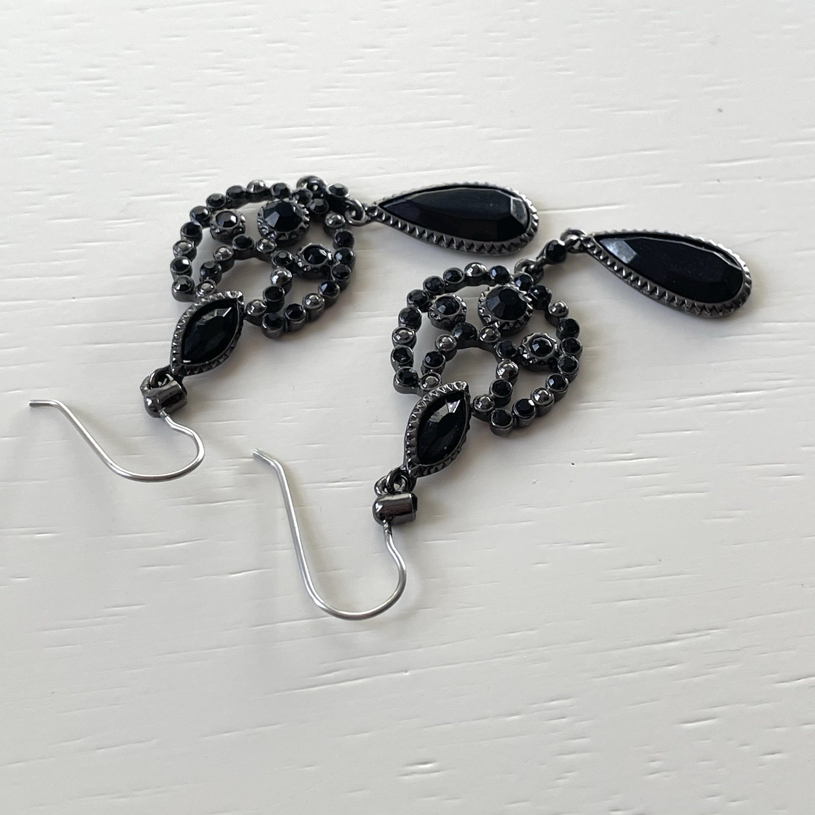 Vintage silvertone & black faceted plastic/acrylic stone dangle earrings goth