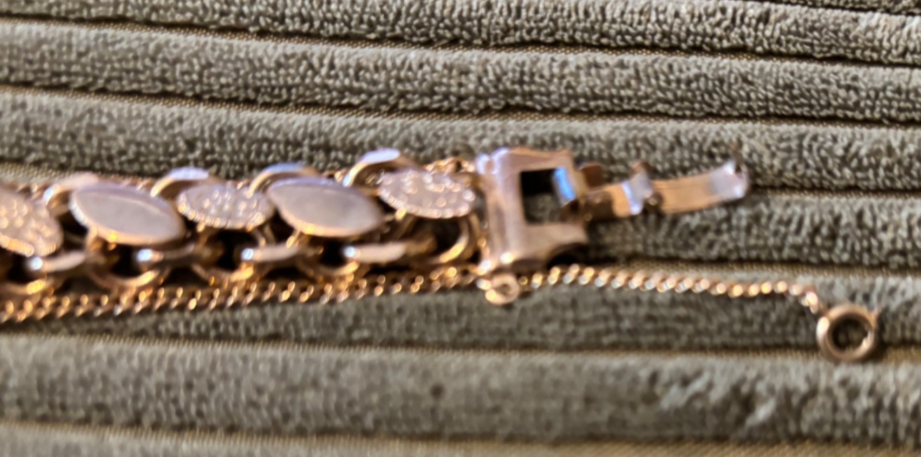 1960’s Vintage Heavy Link Textured Polished Gold Tone Floral Design,Safety Clasp