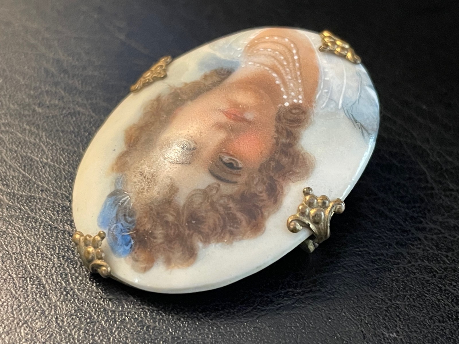 ANTIQUE ART NOUVEAU HAND PAINTED PORCELAIN PORTRAIT BROOCH Pretty Girl w/ Pearls