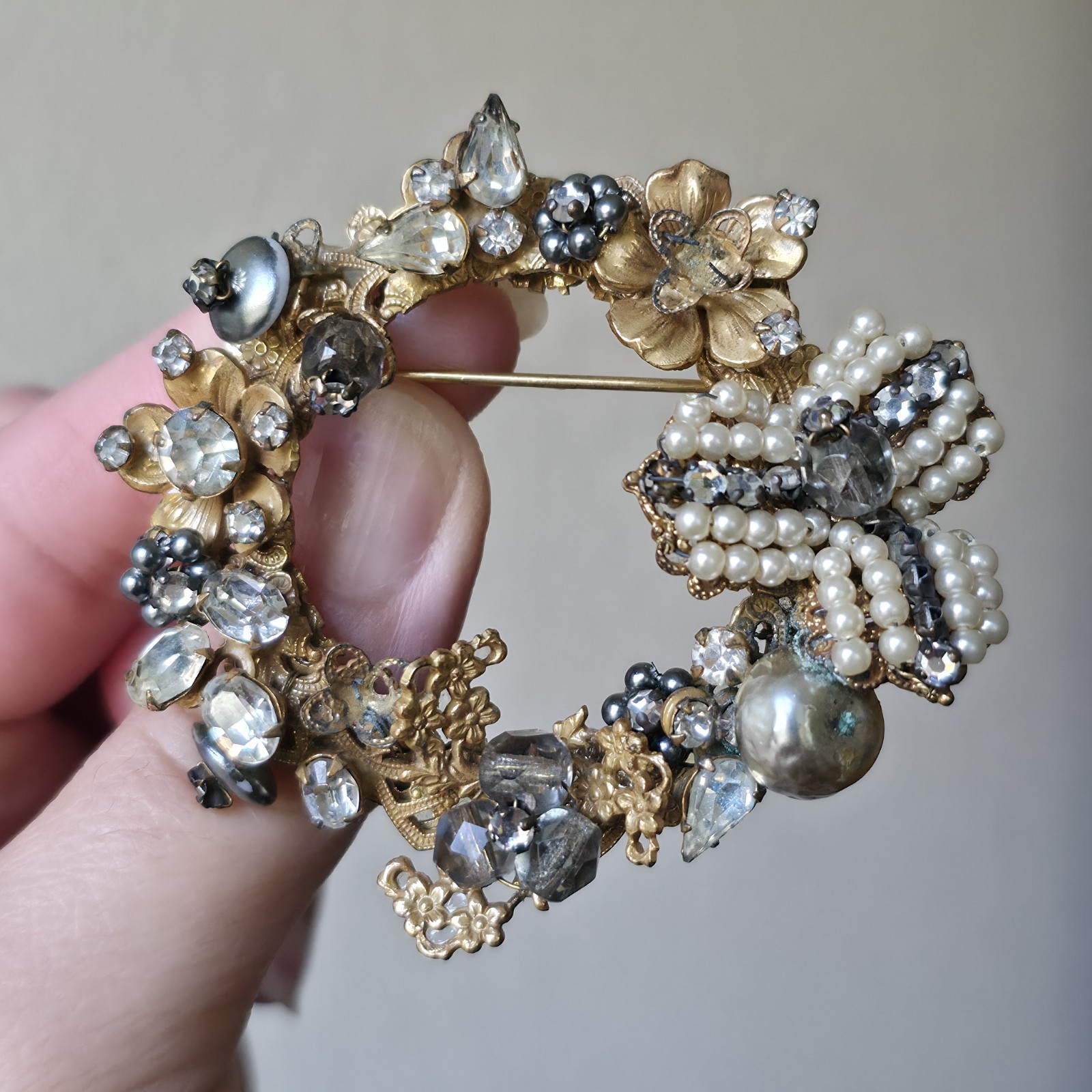 Vinatge Original By Robert Brooch Faux Pearl Gray Smokey Stones Gold Tone READ