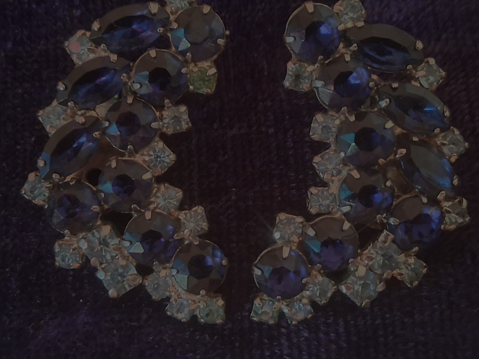 UNBRANED VINTAGE 1.5 X 3/4 ” WIDE DARK & LIGHT BLUE RHINESTONE CLIP EARRINGS