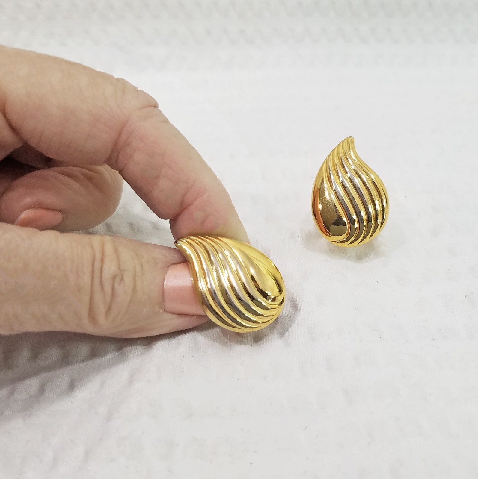 Vintage Signed Napier Earrings – Fluted Gold Tone Leaf-Shaped Adjustable Clip On