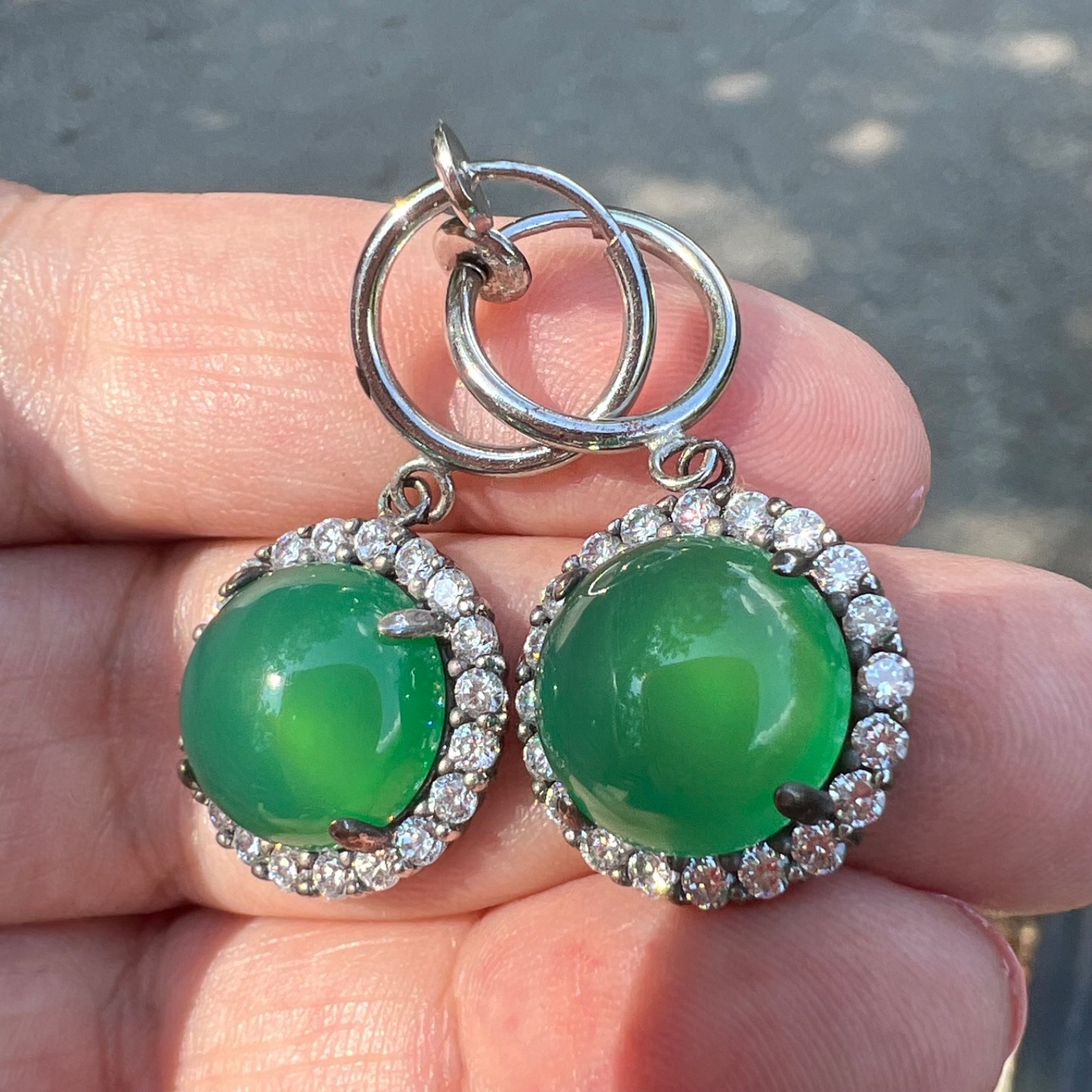 VINTAGE VIVID GREEN CABOCHON STONES DROP DANGLE SILVER TONE HOOP EARRINGS
