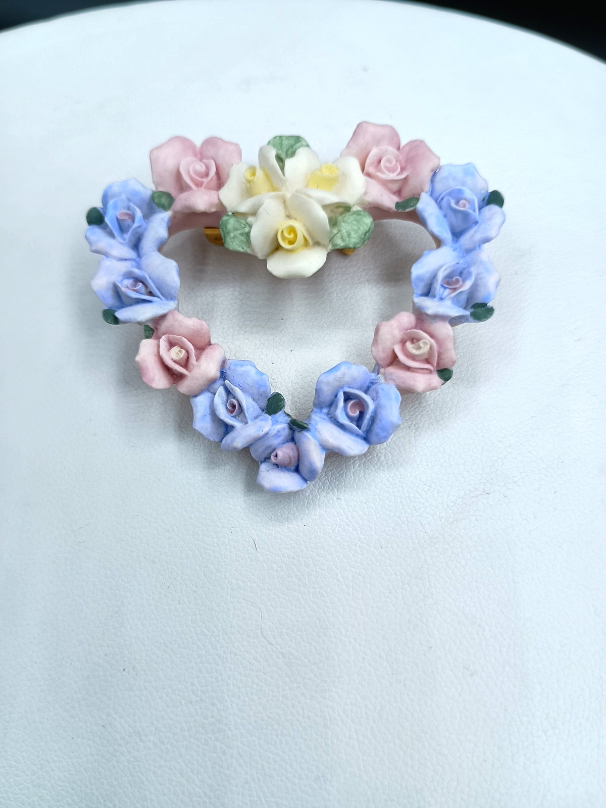 Vintage Avon HEARTS and ROSES Brooch Pin Porcelain Pastel Flowers 2″