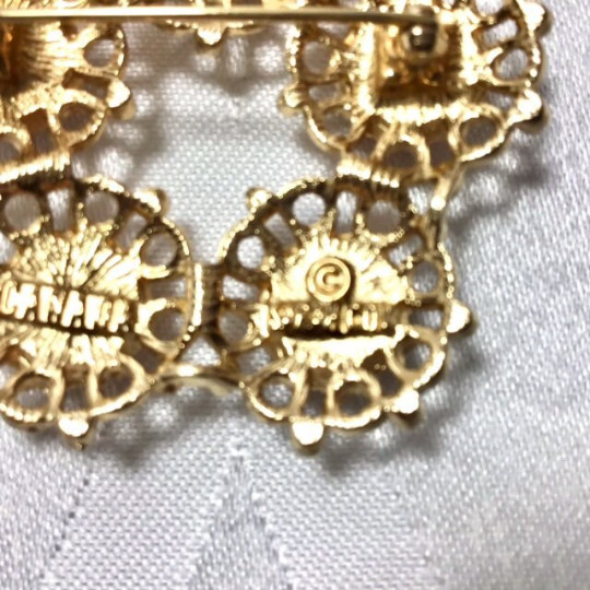 Vintage Sarah Coventry gold toned filigree brooch with 5 warm brown/peach stones