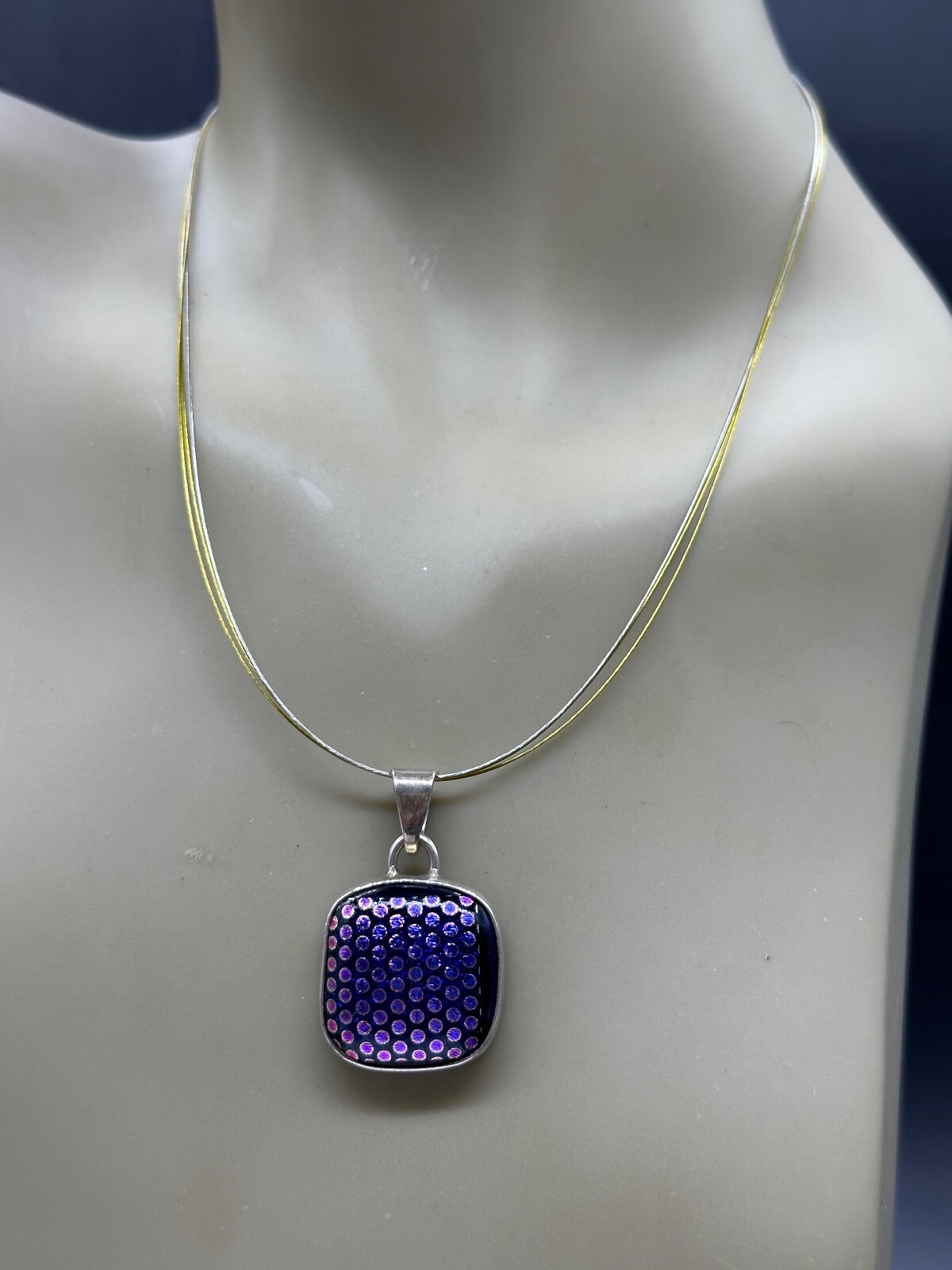 ESTATE STERLING SILVER WIRE PEACOCK PURPLE DOT ART GLASS PENDANT NECKLACE