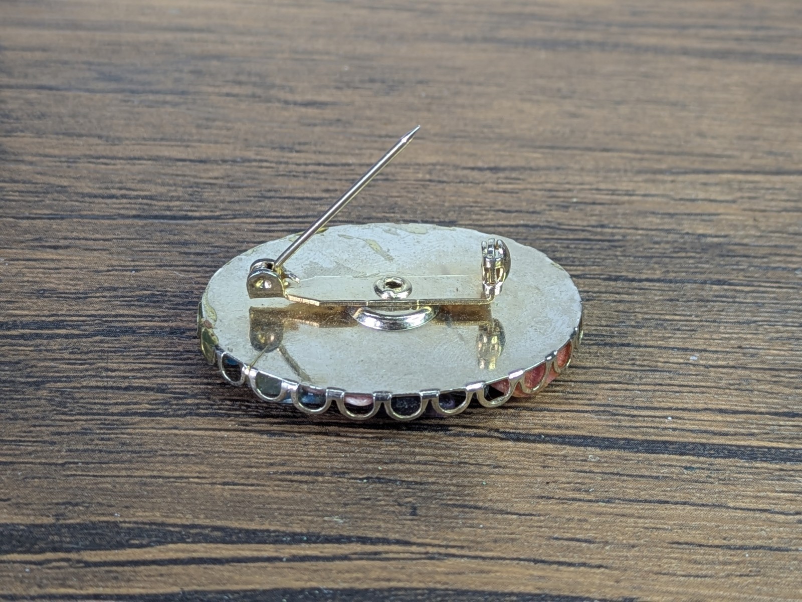 Vintage – 1⅝” Metal Pinback Brooch, Small Colorful Ocean Stones Set in Resin
