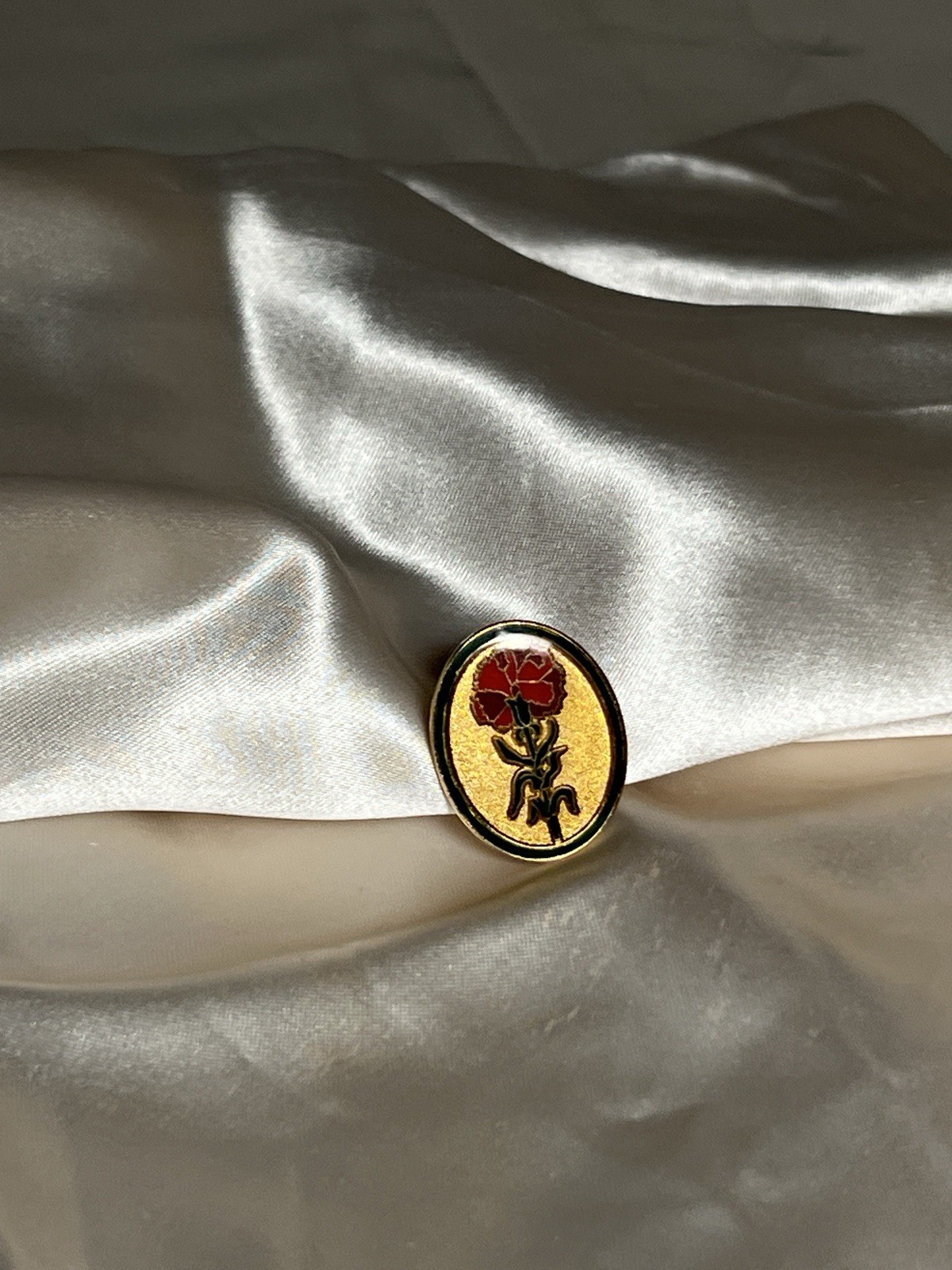 Vintage Valley Casting Gold Tone Enamel Pin – Red Carnation Flower Design – Oval