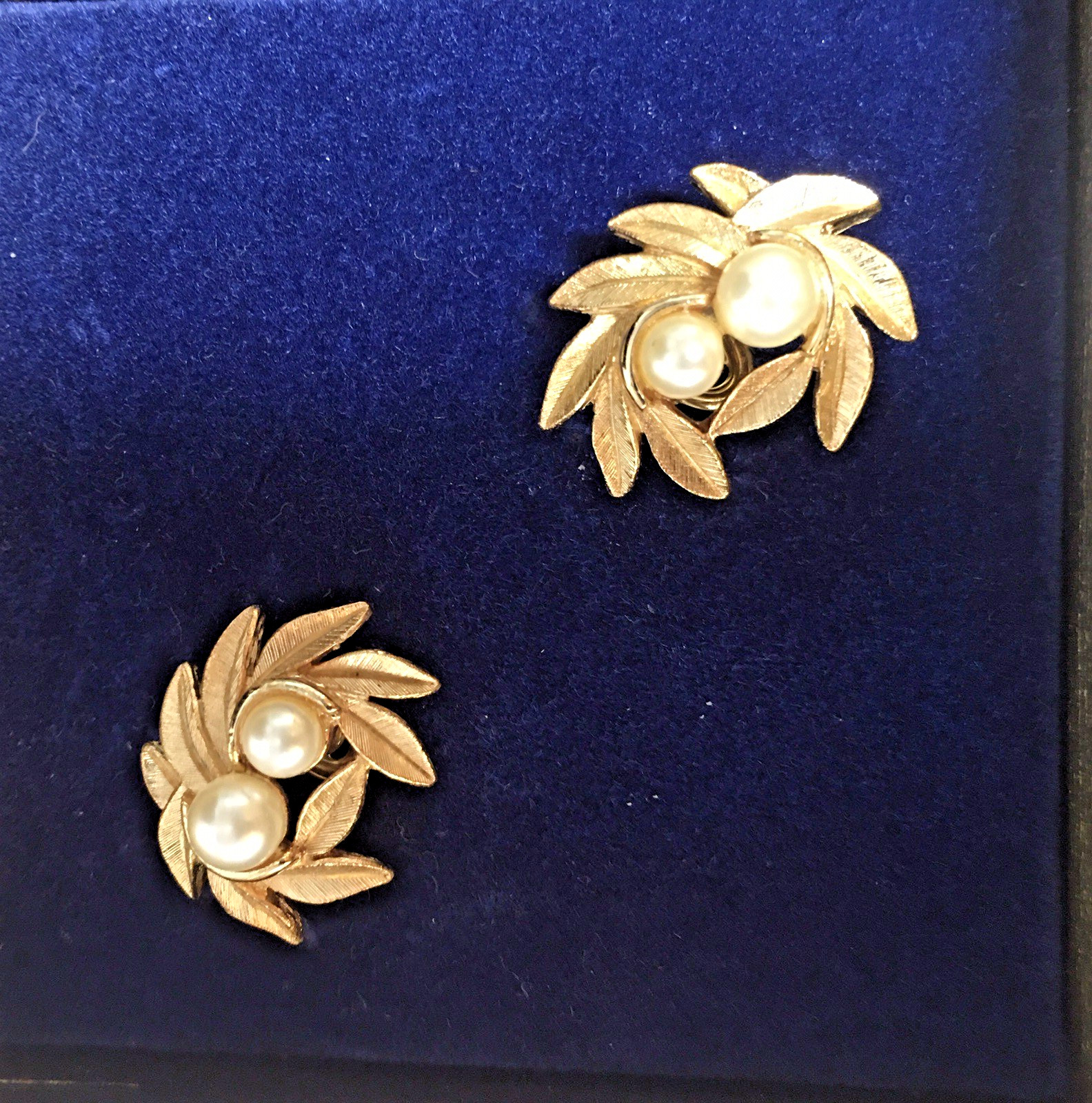 1971 VTG Avon Evening Creation Flower Simulated Pearl Necklace Earrings Box Set