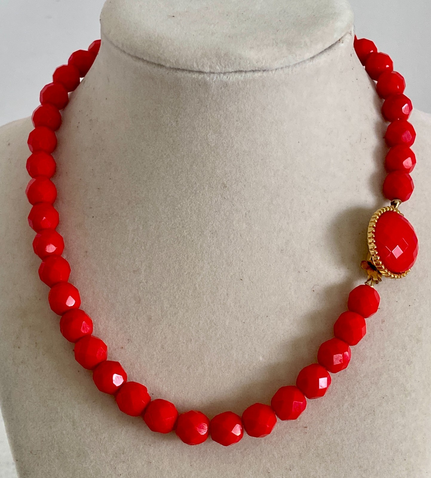 Vintage Bright Red Faceted Glass Bead Necklace Statement Retro 16″ Slide Clasp