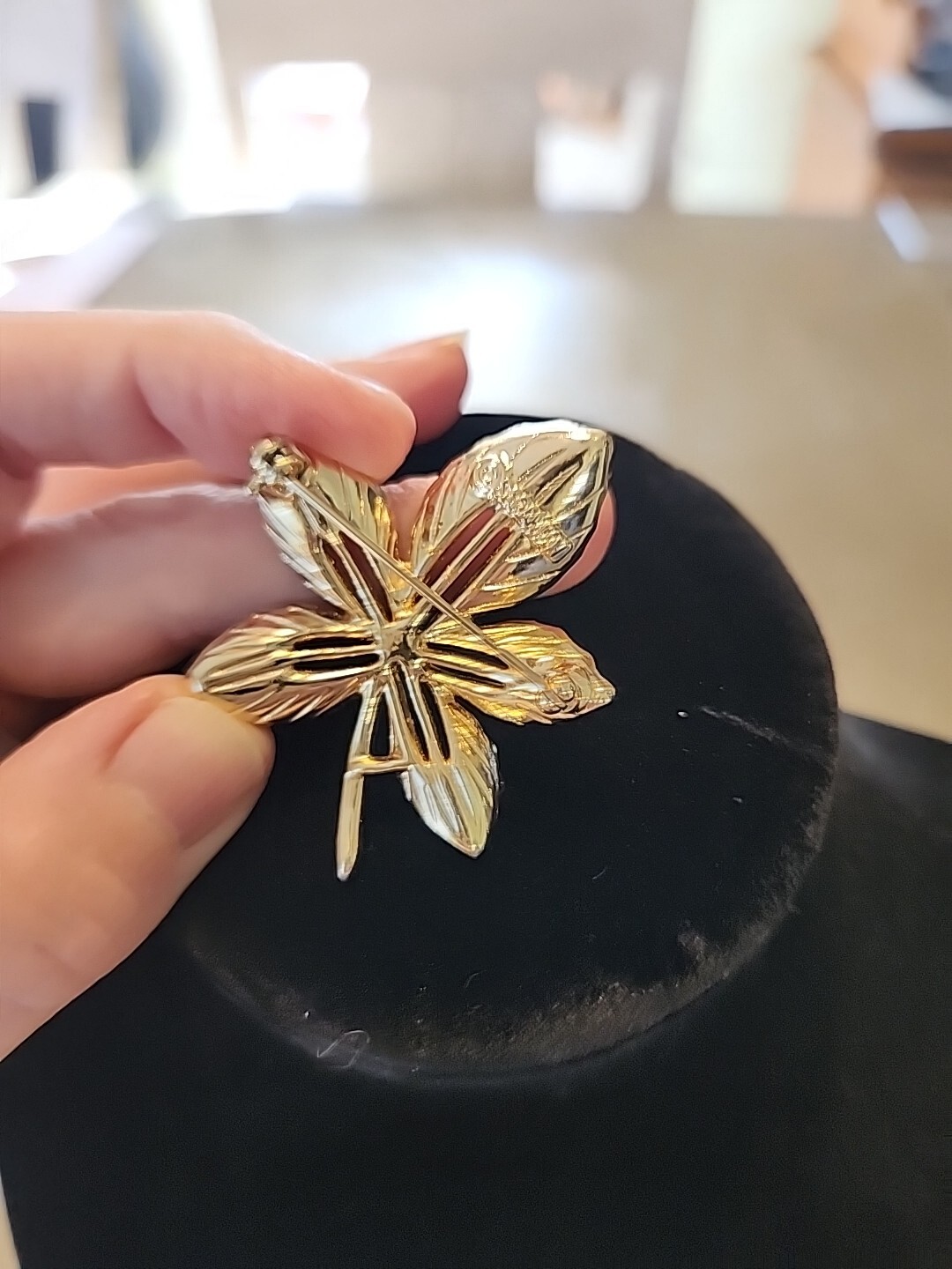 Vintage Sarah Coventry Leaf Brooch Approximately 2”x 1.5” 12.9g